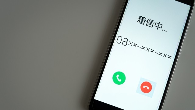 ChatGPTを使った「電話勧誘の断り方」を解説した記事のアイキャッチ画像です。スマホの着信が描かれています